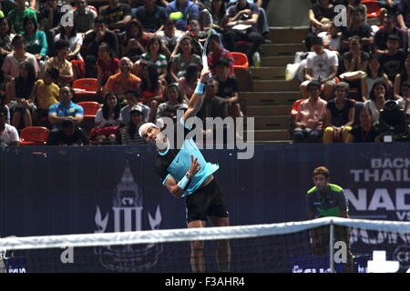 Bangkok, Thaïlande 07 Oct 2015. Rafael Nadal de l'Espagne dans les actions au cours de la v Rafael Nadal, Novak Djokovic, match d'exhibition at Hua Mark Stade Couvert. Numéro 1 mondial, vainqueur de l'US Open 2015, Wimbledon, Novak Djokovic et de Rafael Nadal a battu la Serbie 2-0 de l'Espagne dans un match amical joué au stade intérieur Hua Mark à Bangkok. Crédit : John Vincent/Alamy Live News Banque D'Images