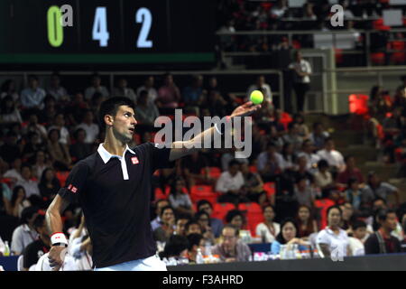 Bangkok, Thaïlande 07 Oct 2015. Novak Djokovic la Serbie dans des actions pendant la v Rafael Nadal, Novak Djokovic, match d'exhibition at Hua Mark Stade Couvert. Numéro 1 mondial, vainqueur de l'US Open 2015, Wimbledon, Novak Djokovic et de Rafael Nadal a battu la Serbie 2-0 de l'Espagne dans un match amical joué au stade intérieur Hua Mark à Bangkok. Crédit : John Vincent/Alamy Live News Banque D'Images