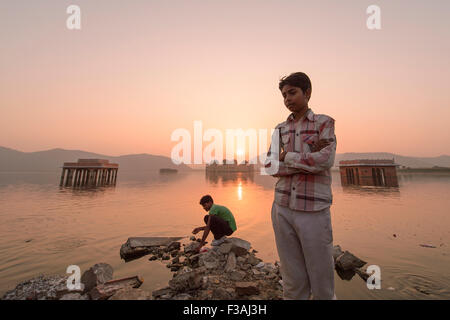 La population locale visiter le palais Jal Mahal au lever du soleil. Banque D'Images