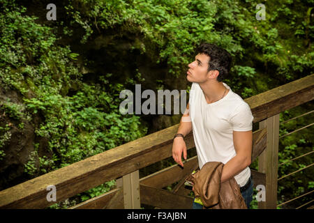 High Angle View of a Handsome Athletic Man sentier en bois de fer à la rivière. Banque D'Images