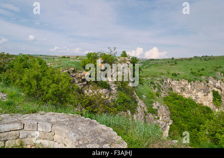 D'anciennes ruines d'une forteresse médiévale à proximité du village de Cherven, Bulgarie Banque D'Images