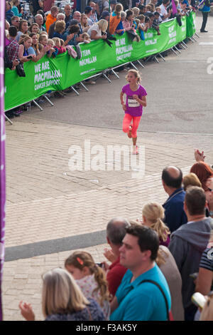 Bournemouth, Dorset, UK. 3 octobre 2015. Les enfants âgés de 9 à 12 ans prennent part à la course 2k au Festival Marathon de Bournemouth. Credit : Carolyn Jenkins/Alamy Live News Banque D'Images