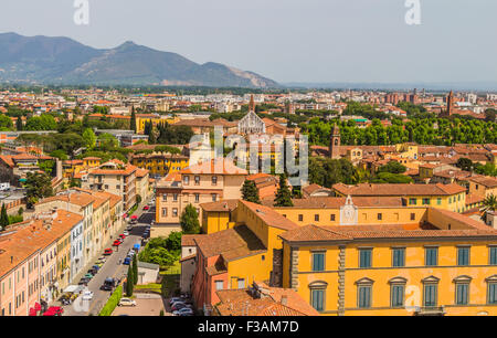 Italie : vue sur la vieille ville de Pise de la tour penchée. Banque D'Images