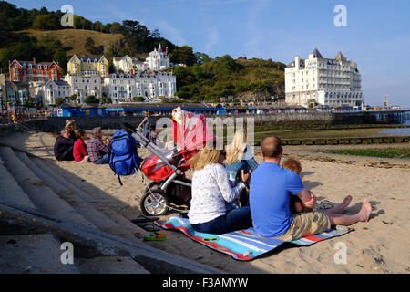 Les vacanciers sur la plage de Llandudno, au Pays de Galles Banque D'Images