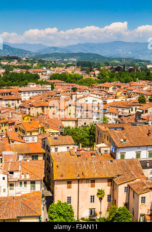 Vue sur ville italienne Lucca avec toits en terre cuite typique Banque D'Images