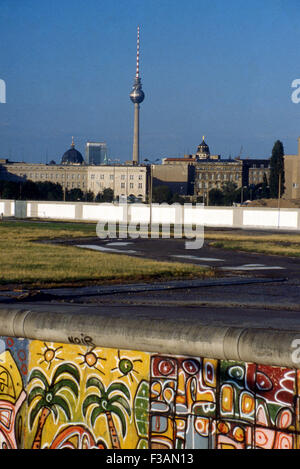 Le mur de Berlin, le No Man's Land et la tour de télévision à Berlin est vu de l'ouest du mur de Berlin pendant la guerre froide Banque D'Images