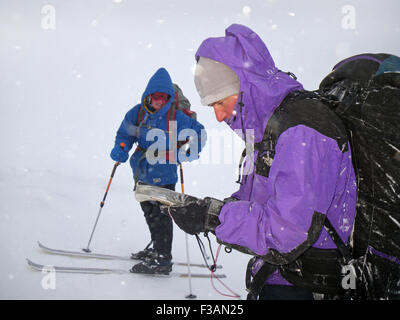 Deux pistes de ski de randonnée en essayant de naviguer en norvégien blizzard Banque D'Images