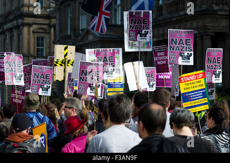 Edimbourg, Ecosse 3 octobre 2015. Ligue de Défense écossais ont organisé une manifestation contre l'immigration mais ont été accueillis par un plus grand groupe de protestation contre l'exécution des pancartes 'Nae nazis". Le SDL a protesté à côté d'une statue du duc de Wellington où comme l'autre groupe où eu lieu sur Princess Street par la police. Crédit : Andrew Steven Graham/Alamy Live News Banque D'Images