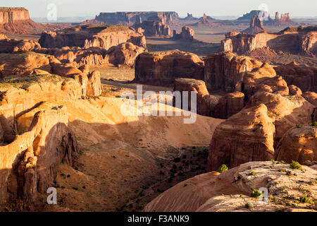 Hunt's Mesa, vue du Monument Valley du plateau à distance au lever du soleil. USA Banque D'Images