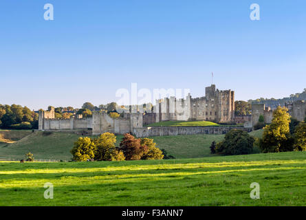 Château d'Alnwick en fin d'après-midi, soleil d'automne, Alnwick, Northumberland, England, UK Banque D'Images
