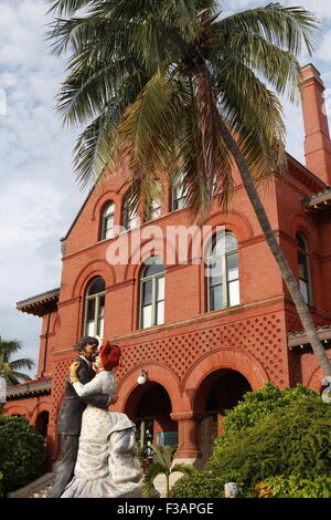 Une grande sculpture, 'Le temps de s'amuser' par Seward Johnson, en face de l'Key West Art and Historical Society Museum dans le quartier historique Banque D'Images