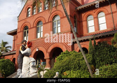 Une grande sculpture, 'Le temps de s'amuser' par Seward Johnson, en face de l'Key West Art and Historical Society Museum dans le quartier historique Banque D'Images