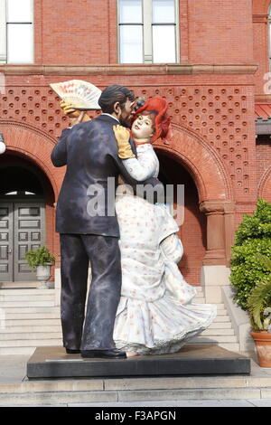 Une grande sculpture, 'Le temps de s'amuser' par Seward Johnson, en face de l'Key West Art and Historical Society Museum dans le quartier historique Banque D'Images