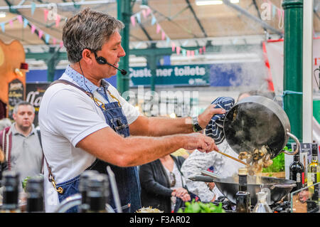 Belfast, Irlande du Nord. 03 Oct 2015 - John Torode de Masterchef de la BBC donne une démonstration culinaire, parrainé par les vins McGuigan Crédit : Stephen Barnes/Alamy Live News Banque D'Images