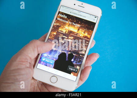 Or et blanc Apple iPhone 6 avec Twitter Connectez-vous sur l'écran sur un fond bleu Banque D'Images