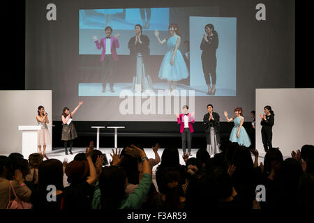 (L à R) producteur de mode Uematsu Koji, acteur de kabuki Onoe Matsuya, chanteuse / actrice Sayaka Kanda et rédacteur en chef du magazine 25ans Keiko Yanakawa assister à la beauté de la princesse Festival pour le 35e anniversaire de 25ans femme magazine le 3 octobre 2015, Tokyo, Japon. L'événement présente des méthodes et de beauté les derniers produits cosmétiques avec des célébrités et des personnes. © Rodrigo Reyes Marin/AFLO/Alamy Live News Banque D'Images