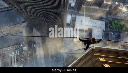 La marche est un 3D 2015 American film biographique réalisé par Robert Zemeckis. Il est basé sur l'histoire de fil à haute français Philippe Petit artiste à pied entre les deux tours du World Trade Center le 7 août 1974. Cette photo est pour un usage éditorial uniquement et est l'auteur de la société film et/ou le photographe attribué par le film ou la société de production et ne peut être reproduite que par des publications dans le cadre de la promotion du film ci-dessus. Un crédit obligatoire pour l'entreprise de film est nécessaire. Le photographe devrait également être portés lorsqu'il est connu. Banque D'Images