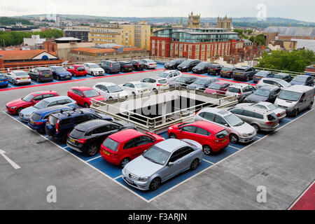 Parking sur le toit en ville, Bristol, UK Banque D'Images