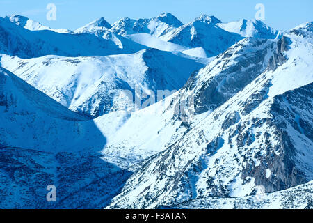 Paysage de montagne d'hiver. L'Kasprowy Wierch dans les Tatras Occidentales (Pologne). Banque D'Images