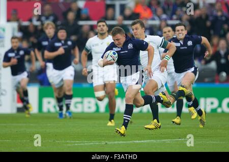 St James Park, Newcastle, Royaume-Uni. 06Th Oct, 2015. Coupe du Monde de Rugby. L'Afrique du Sud contre l'Ecosse. L'Écosse l'ouvreur Duncan Weir s'exécute avec la balle. © Plus Sport Action/Alamy Live News Banque D'Images