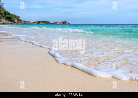 Beau paysage bleu de la mer de sable blanc et des vagues sur la plage en été à l'île de Koh Miang dans le Parc National de Mu Ko Similan, Banque D'Images