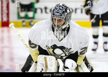 Le gardien Marc-andré Fleury des Penguins de Pittsburgh (29) au cours de la partie de la LNH entre les Penguins de Pittsburgh et les Hurricanes de la Caroline au PNC Arena. Les Hurricanes de la Caroline a battu les Penguins de Pittsburgh 2-1. Banque D'Images