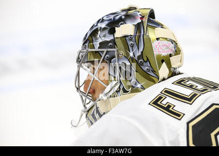 Le gardien Marc-andré Fleury des Penguins de Pittsburgh (29) au cours de la partie de la LNH entre les Penguins de Pittsburgh et les Hurricanes de la Caroline au PNC Arena. Les Hurricanes de la Caroline a battu les Penguins de Pittsburgh 2-1. Banque D'Images