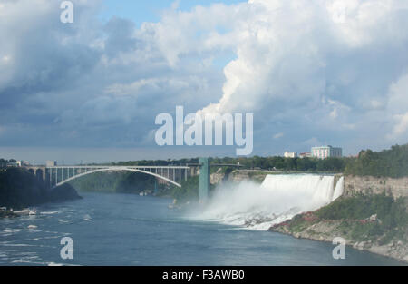 American Falls. Pont en arc-en-ciel. Vue des chutes du Niagara, Ontario, Canada. Banque D'Images