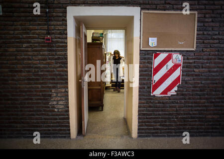 Buenos Aires. 1 octobre, 2015. Image prise le 1 er octobre 2015, indique Paula Besteiro, enseignant de l'école spéciale n° 1 Alfonsina Storni, préparation au démarrage d'une journée de travail, à Buenos Aires, Argentine. Paula, qui est dédié à l'éducation pendant 28 ans, est spécialisée dans l'enseignement avec les enfants handicapés mentaux et sociaux. L'école spéciale Alfonsina Storni, qui a actuellement 102 enfants, fournit de l'éducation, de la maternelle à la primaire. © Martin Zabala/Xinhua/Alamy Live News Banque D'Images