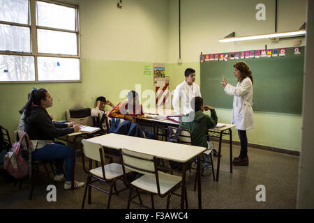 Buenos Aires. 1 octobre, 2015. Image prise le 1 er octobre 2015, indique Paula Besteiro (R), enseignant de l'école spéciale n° 1, donnant Alfonsina Storni une classe pour les jeunes, à Buenos Aires, Argentine. Paula, qui est dédié à l'éducation pendant 28 ans, est spécialisée dans l'enseignement avec les enfants handicapés mentaux et sociaux. L'école spéciale Alfonsina Storni, qui a actuellement 102 enfants, fournit de l'éducation, de la maternelle à la primaire. © Martin Zabala/Xinhua/Alamy Live News Banque D'Images