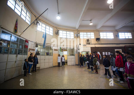 Buenos Aires. 1 octobre, 2015. Image prise le 1 er octobre 2015, indique Paula Besteiro, enseignant de l'école spéciale n° 1 Alfonsina Storni, assiste à une cérémonie de lever du drapeau de l'école, à Buenos Aires, Argentine. Paula, qui est dédié à l'éducation pendant 28 ans, est spécialisée dans l'enseignement avec les enfants handicapés mentaux et sociaux. L'école spéciale Alfonsina Storni, qui a actuellement 102 enfants, fournit de l'éducation, de la maternelle à la primaire. © Martin Zabala/Xinhua/Alamy Live News Banque D'Images