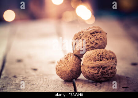 Les noix sur une vieille table en bois. Noël arrière-plan. Banque D'Images