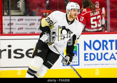 Raleigh, Caroline du Nord, USA. 2Nd Oct, 2015. Le défenseur des Penguins de Pittsburgh Ian Cole (28) au cours de la partie de la LNH entre les Penguins de Pittsburgh et les Hurricanes de la Caroline au PNC Arena. Les Hurricanes de la Caroline a battu les Penguins de Pittsburgh 2-1. © Andy Martin Jr./ZUMA/Alamy Fil Live News Banque D'Images