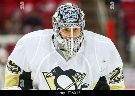 Raleigh, Caroline du Nord, USA. 2Nd Oct, 2015. Le gardien Marc-andré Fleury des Penguins de Pittsburgh (29) au cours de la partie de la LNH entre les Penguins de Pittsburgh et les Hurricanes de la Caroline au PNC Arena. Les Hurricanes de la Caroline a battu les Penguins de Pittsburgh 2-1. © Andy Martin Jr./ZUMA/Alamy Fil Live News Banque D'Images