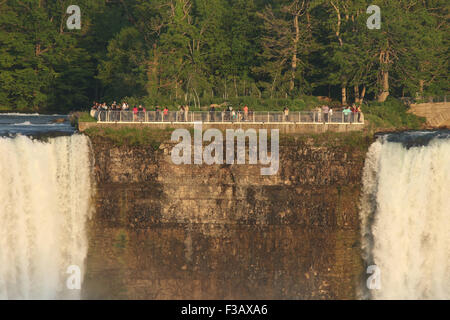 Les touristes sur l'île de Luna. American Falls. Bridal Veil Falls. Niagara Falls, New York, USA. Vue des chutes du Niagara, Ontario, Cana Banque D'Images