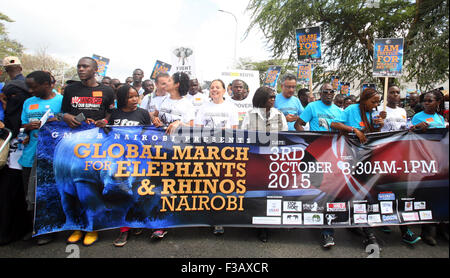 (151003)-- NAIROBI, 3 octobre 2015 (Xinhua) -- les gens prennent part à la marche globale de l'éléphant et le Rhinocéros, une manifestation anti-braconnage appelant à attention à la protection de la faune, à Nairobi, Kenya, le 3 octobre 2015. (Xinhua/John Okoyo) Banque D'Images