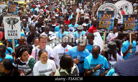 (151003)-- NAIROBI, 3 octobre 2015 (Xinhua) -- les gens prennent part à la marche globale de l'éléphant et le Rhinocéros, une manifestation anti-braconnage appelant à attention à la protection de la faune, à Nairobi, Kenya, le 3 octobre 2015. (Xinhua/John Okoyo) Banque D'Images