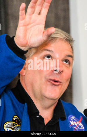 Belfast, en Irlande du Nord, Royaume-Uni. 3 octobre, 2015. L'astronaute de la NASA Greg H. Johnson explique comment il a décollé à bord de la navette spatiale au cours de sa visite à Belfast Crédit : Stephen Barnes/Alamy Live News Banque D'Images