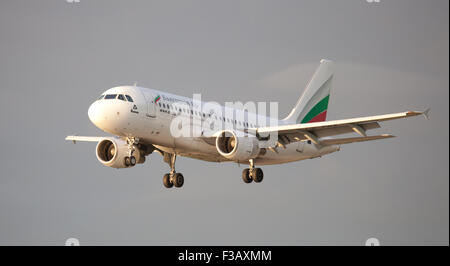 Airbus A319 Air Bulgarie LZ-FBA entrée en terre à l'aéroport de Londres Heathrow LHR Banque D'Images