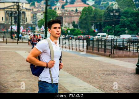 Beau jeune homme marchant dans la ville européenne, la place Piazza Vittorio Veneto de Turin, Italie Banque D'Images