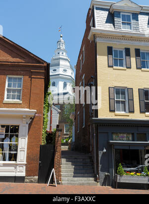 Maryland State House dome vu entre les bâtiments sur la rue Main Banque D'Images