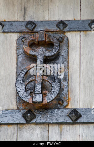 Heurtoir de porte en fer forgé rouillé sur l'ancienne porte Banque D'Images