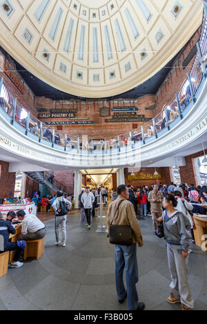 Le centre de Quincy Market building food court dome Faneuil Hall Marketplace Boston New England USA Banque D'Images