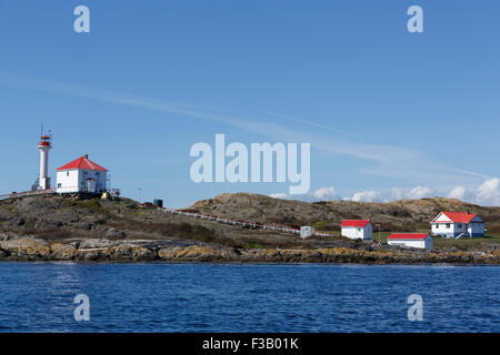 Phare des îles Trial et les bâtiments vus à partir de la mer British Columbia Canada Banque D'Images