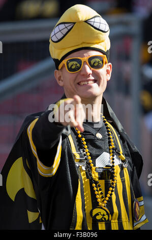 Madison, WI, USA. 3e oct, 2015. Ventilateur de l'Iowa (avant le début de la NCAA Football match entre l'Iowa Hawkeyes et le Wisconsin Badgers au Camp Randall Stadium à Madison, WI. John Fisher/CSM/Alamy Live News Banque D'Images