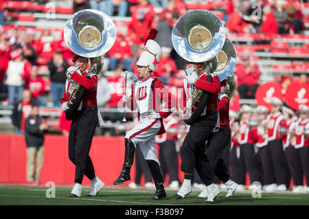 Madison, WI, USA. 3e oct, 2015. Orchestre du Wisconsin foule pendant la NCAA Football match entre l'Iowa Hawkeyes et le Wisconsin Badgers au Camp Randall Stadium à Madison, WI. John Fisher/CSM/Alamy Live News Banque D'Images