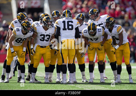 Madison, WI, USA. 3e oct, 2015. Conciliabules au cours de l'infraction de l'Iowa NCAA Football match entre l'Iowa Hawkeyes et le Wisconsin Badgers au Camp Randall Stadium à Madison, WI. John Fisher/CSM/Alamy Live News Banque D'Images