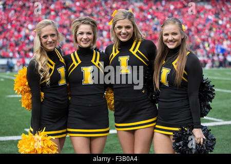 Madison, WI, USA. 3e oct, 2015. Cheerleaders de l'Iowa avant de la NCAA Football match entre l'Iowa Hawkeyes et le Wisconsin Badgers au Camp Randall Stadium à Madison, WI. John Fisher/CSM/Alamy Live News Banque D'Images