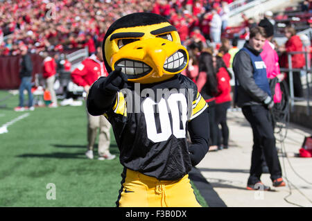 Madison, WI, USA. 3e oct, 2015. Mascotte de l'Iowa pendant la NCAA Football match entre l'Iowa Hawkeyes et le Wisconsin Badgers au Camp Randall Stadium à Madison, WI. John Fisher/CSM/Alamy Live News Banque D'Images