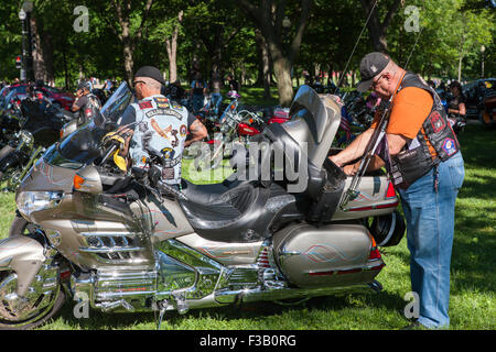 Les conducteurs de motocyclettes et près de leurs cycles avant l'opération Rolling Thunder Ride pour la liberté à Washington, DC. Banque D'Images